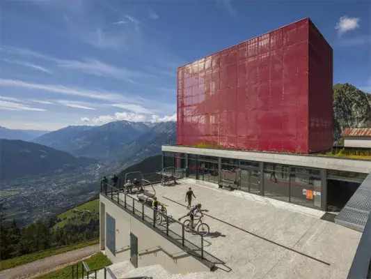 Vista di insieme della struttura in lamiera stirata verniciata rosso