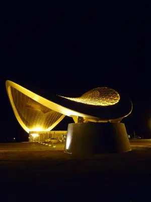 Controsoffittatura Baku Terminal Airport illuminata di notte