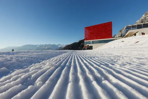 Panoramica della facciata realizzata con la lamiera stirata 